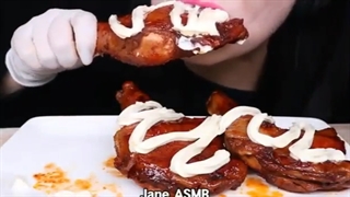 خوردن مرغ بریانی خامه ای