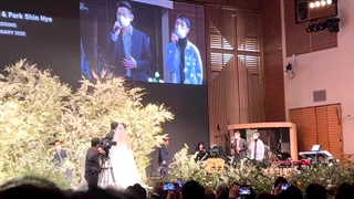 اجرای آهنگ Beautiful از دی او و فرد دیگه ای برای عروسی Park ShinHye و Choi Tae Joon