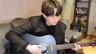 اسپویل حرفه ای شوگا توی لایو یک سال و خورده ای پیشش برای آهنگ stay alive/ خداوکیلی من قربون گیتار زدنت بشم پیشولی :')