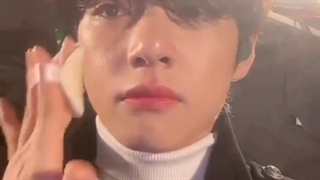 نگاه تهیونگ به میکاپ ارتیستش :)