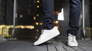 چگونه می توان با کت و شلوار کفش اسپرت پوشید