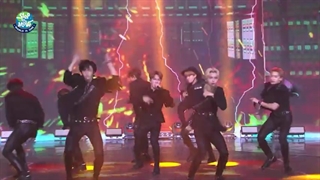 اجرای استری کیدز در کنسرت آنلاین world is one با اهنگ domino +thunderous