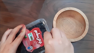 آلبالو ظرفی ترش طعم