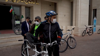 اهدای پنج دستگاه دوچرخه دونفره به جانبازان روشن دل