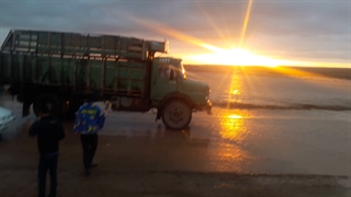 عبور کامیون از سیلاب روستای ازبکوه بهار1396