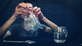 خوردن لامپ و شیشه ، کاملا واقعی و خطرناک! انجام ندهید!