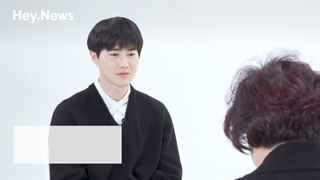 ویدیو ملاقات سوهو با مادر فن در برنامه‌ی hey news با زیرنویس فارسی چسبیده 