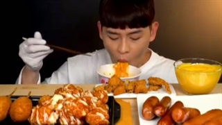 اسمرفود/کوتاه/خوردن/نودل تند/سوسیس/مرغ سوخاری/سس پنیر