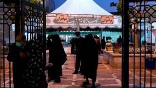 توزیع افطاری ساده در ورودی بست های باب الهادی و باب الکاظم (ع) حرم مطهر رضوی