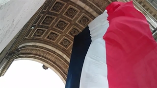 اهتزاز پرچم فرانسه در طاق پیروزی