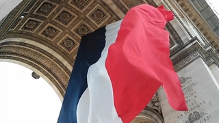 اهتزاز پرچم فرانسه در طاق پیروزی