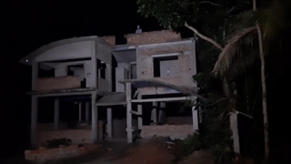 روح روی پشت بام خانه ای در حال ساخت کنار جاده