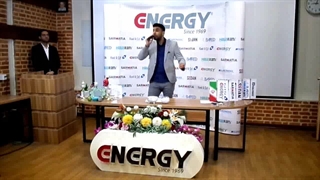 اجرای اهنگ ایران در جشن لایو شرکت انرژی توسط سامان طهرانی