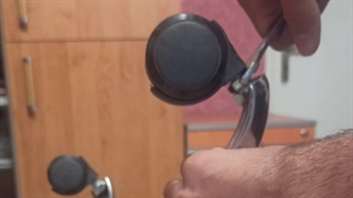 گذاشتن چرخ صندلی اداری