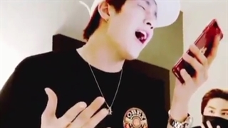 لیدرمون وقتی میخواد هندی بخونه چشاشو میبنده و میگه هر چه بادا باد گروه آسترو