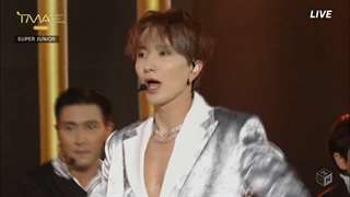 اجرای Black suit از گروه سوپرجونیور در the Fact Music Awards 2021