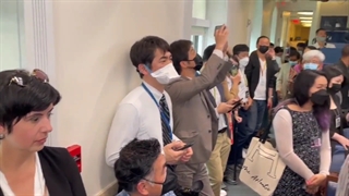 ویدیو منتشر شده از فضای داخل نشست خبری کاخ سفید توسط یکی از خبرنگار‌ها که قراره بود پسرا سخنرانی کنند.