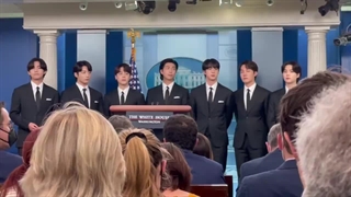 آپدیت توییتر یکی از خبرنگار‌هابی که در این مصاحبه حضور داشت از بی‌تی‌اس در کاخ سفید.