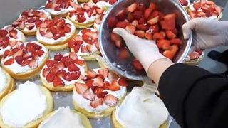 کیک توت فرنگی کره ای