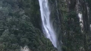 منظره آبشاری زیبا در دل کوهستان