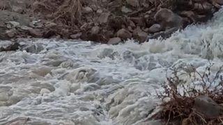 سرچشمه رود کوچک با آب فراوان رودی را سیراب میکند