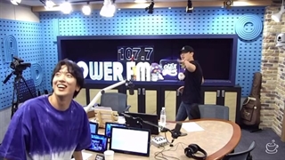 لی جون (قلب خونین ) و  یونگهوا(سی ان بلو )-  رقص در استدیو - اهنگ مری می