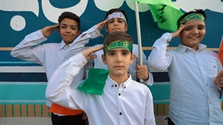 تجمع بزرگ دهه نودی ها با خانواده در جمکران برای اجرای سلام فرمانده 31 خداد 1401