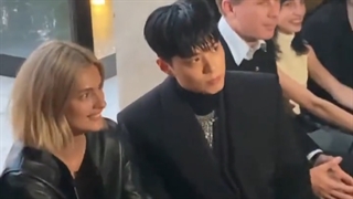 ویدیو منتشر شده از Park Bogum و Kim Taehyung عضو گروه BTS و LISA عضو گروه BLACKPINK در محل برگزاری Fashion Show برند Celine