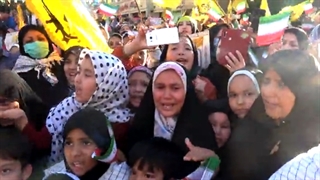 اجرای سلام فرمانده در گلشهر مشهد مقدس با حضور خانواده های لشکر فاطمیون