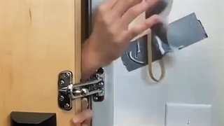 خلاقیت در باز کردن قفل درب چوبی