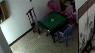 آتش سوزی شارژر گوشی در پریز برق